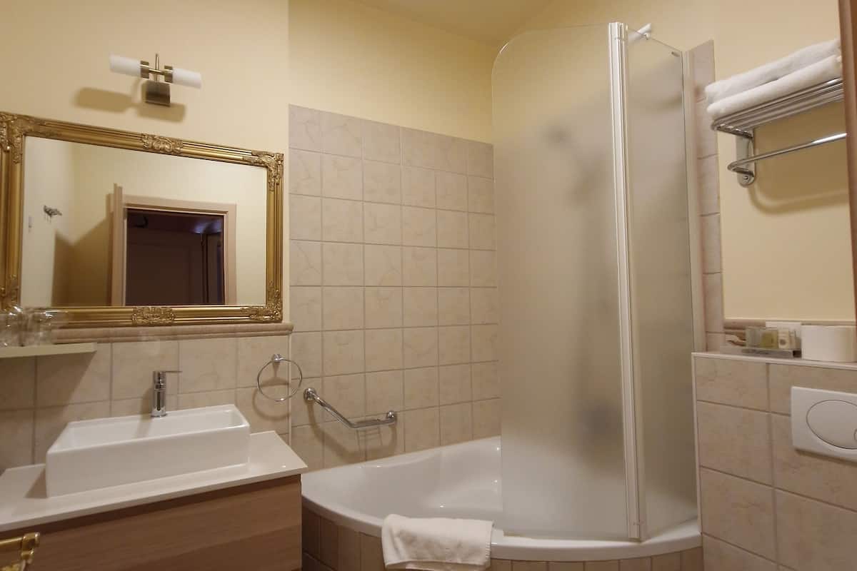 superior twin room | 1 bedroom, in-room safe, desk, free wifi