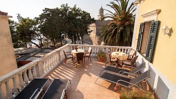 Chambre Deluxe Double ou avec lits jumeaux, terrasse | Vue de la chambre