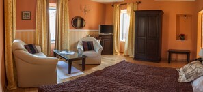 Deluxe-Doppel- oder -Zweibettzimmer, Terrasse | Zimmersafe, Schreibtisch, kostenloses WLAN, Bettwäsche