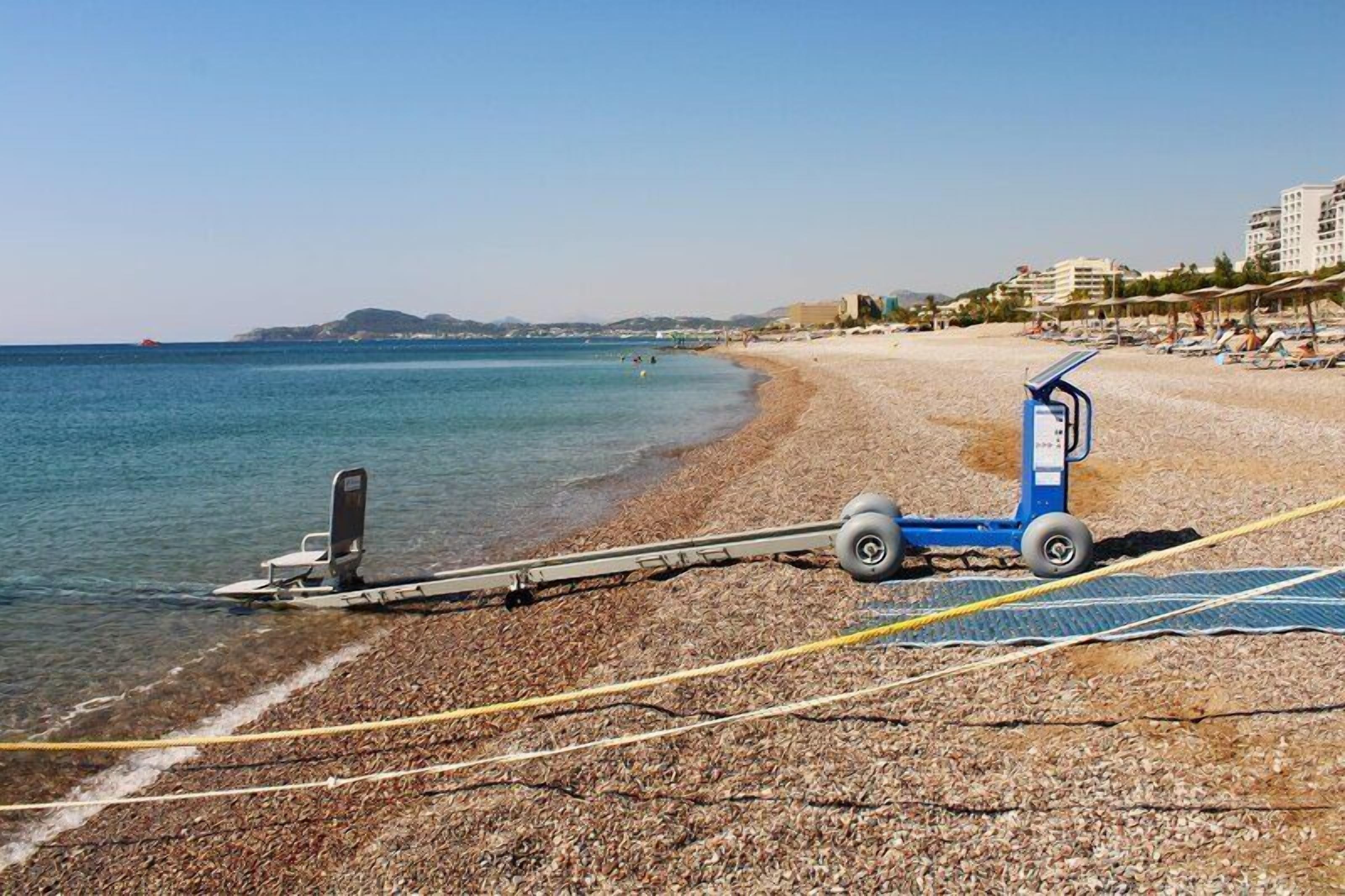 En la playa, camas de playa (con cargo), camastros y sombrillas 