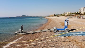 En la playa, camas de playa (con cargo), camastros y sombrillas