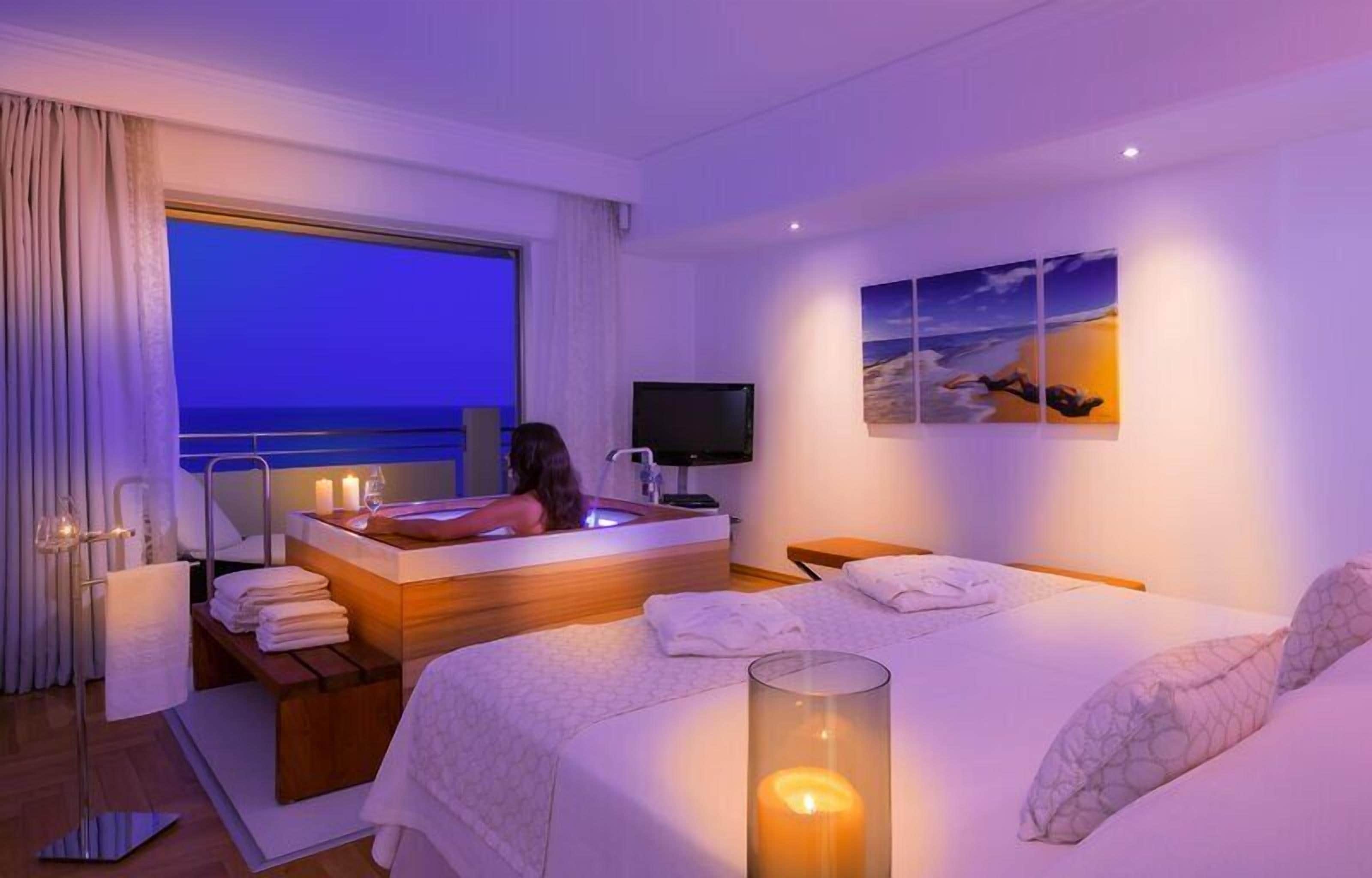 Hypo-allergenic bedding, in-room safe, desk, blackout curtains