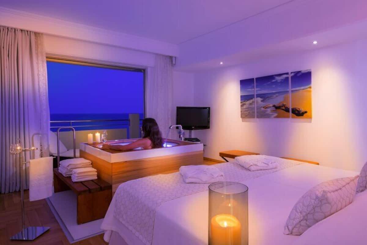 Hypo-allergenic bedding, in-room safe, desk, blackout curtains