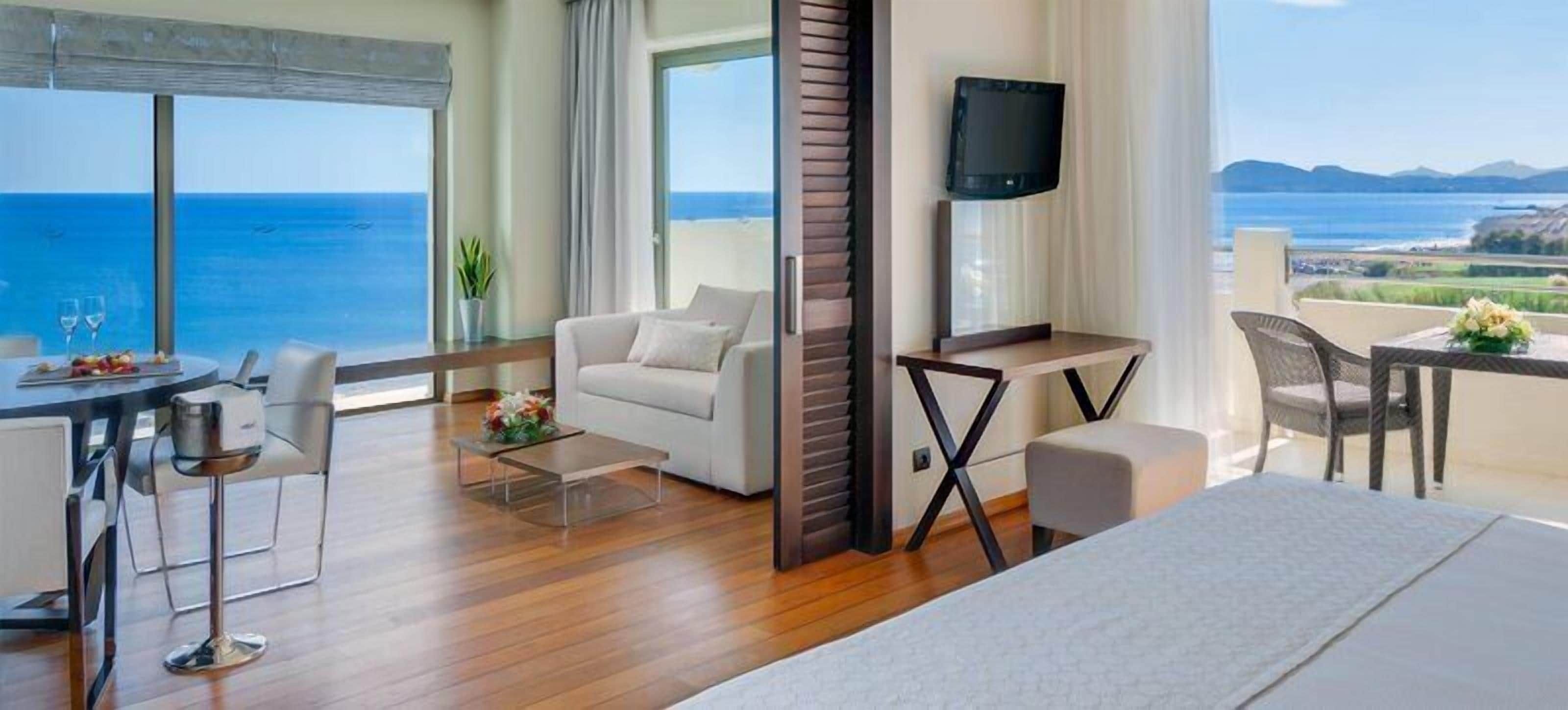 Hypo-allergenic bedding, in-room safe, desk, blackout curtains