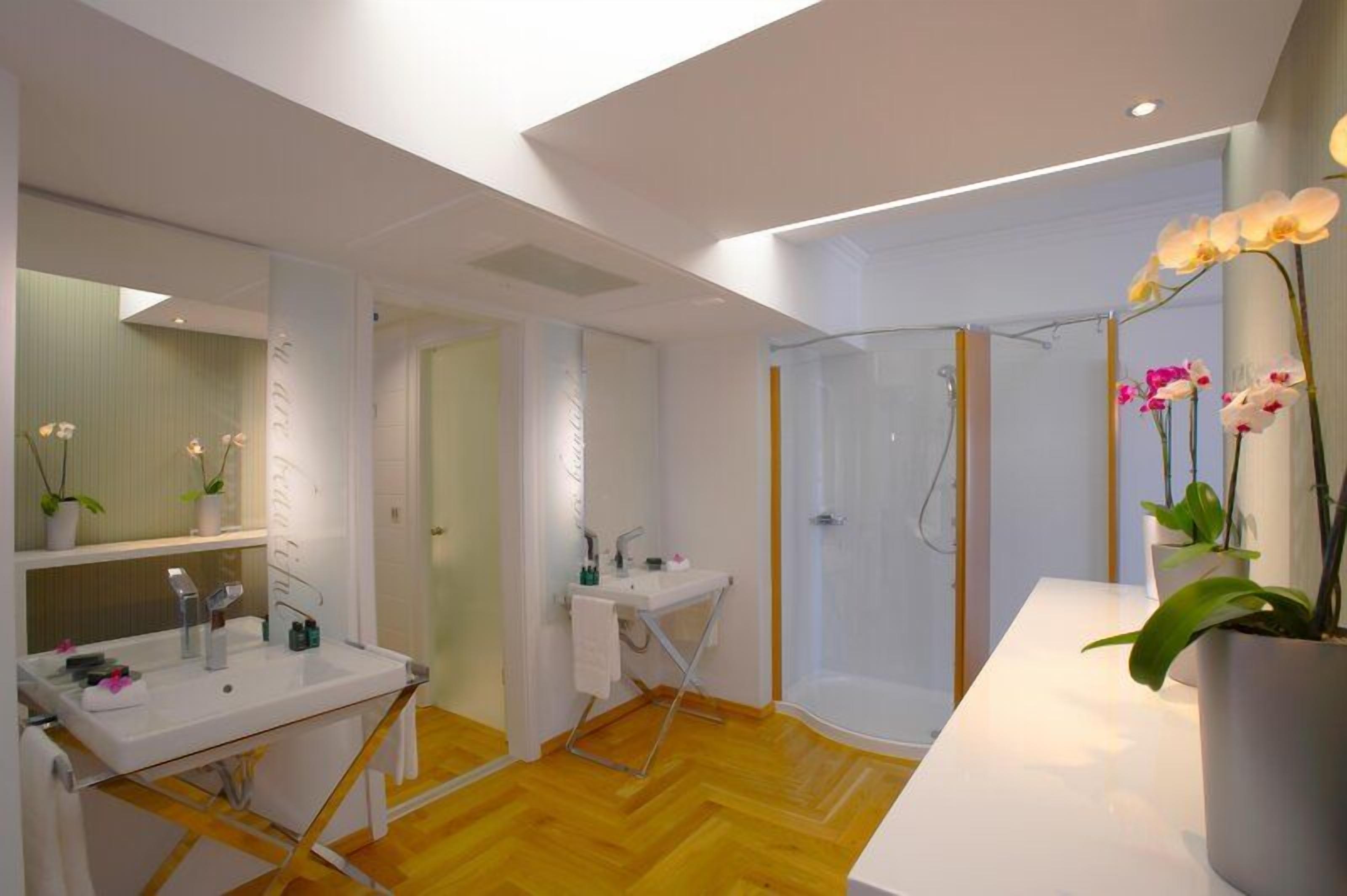 Presidential Suite, Sea View | Bathroom | Shower, rainfall showerhead, free toiletries, hair dryer