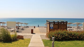 En la playa, camas de playa (con cargo), camastros y sombrillas