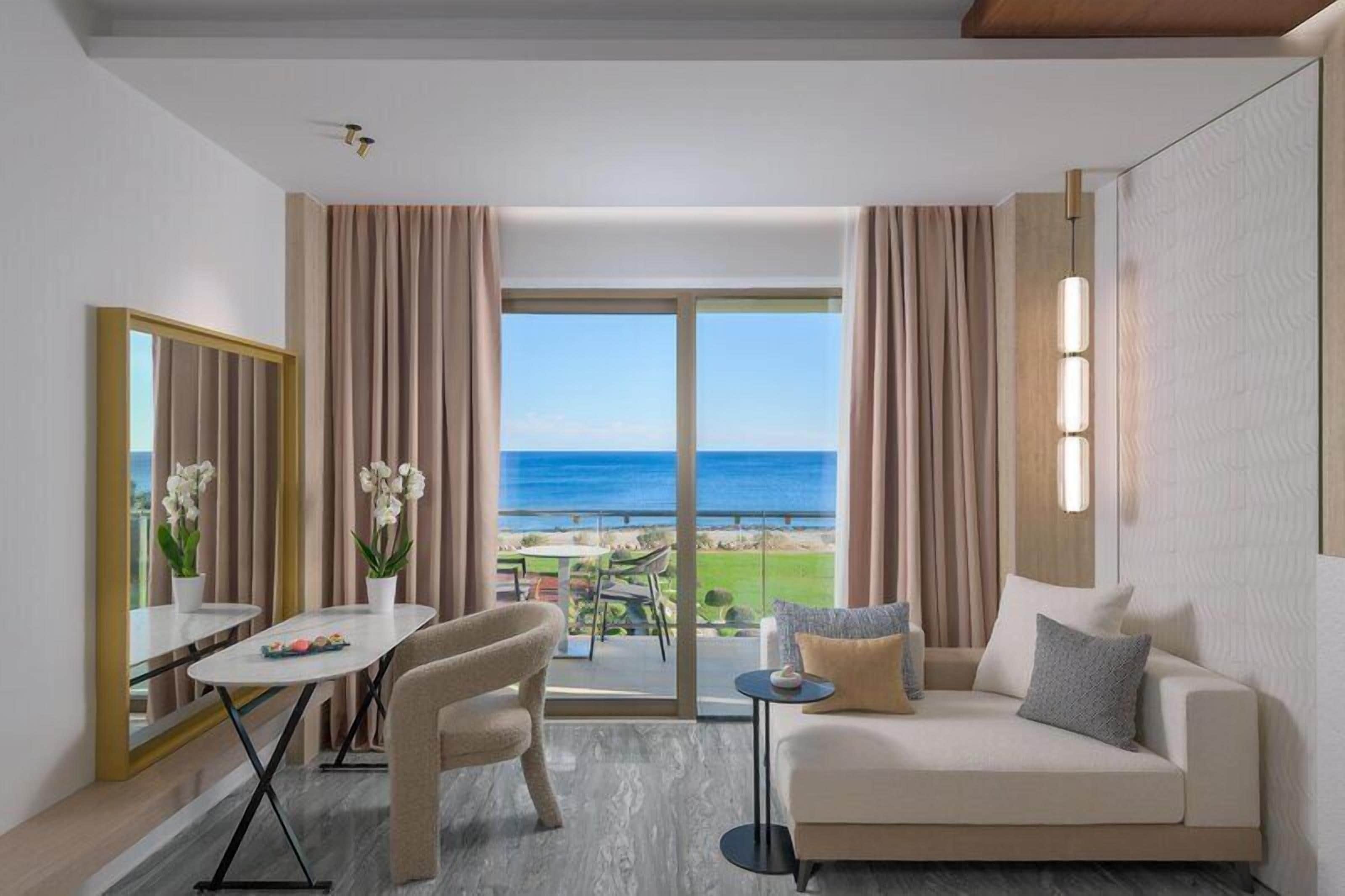 Chambre Premium, vue mer | Coin séjour | Télévision à écran plat de 32 pouces avec chaînes par satellite