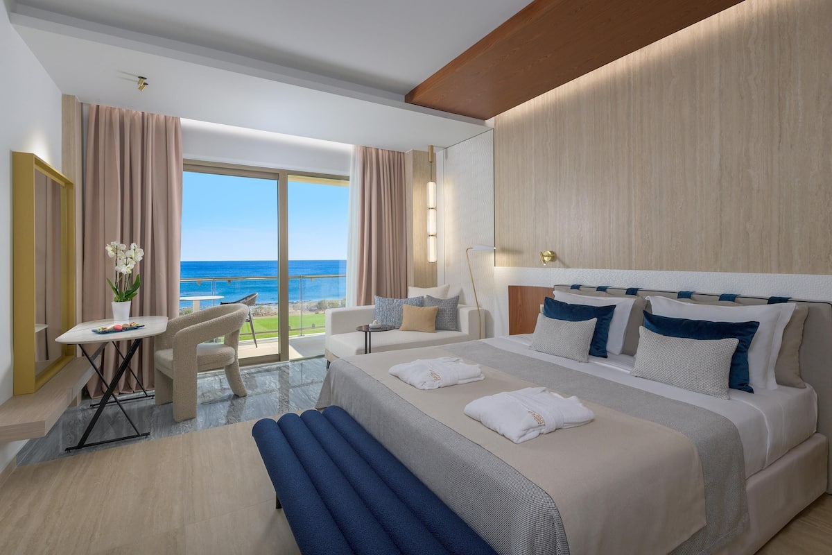 Premium Room, Sea View | Hypo-allergenic bedding, in-room safe, desk, blackout drapes