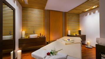 Espace de soins pour les couples, sauna, bain Ă remous, hammam