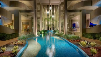 Una piscina al aire libre, sombrillas, tumbonas