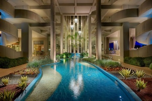 Una piscina al aire libre, sombrillas, tumbonas