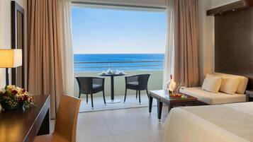 Deluxe Room, Sea View | Hypo-allergenic bedding, in-room safe, desk, blackout curtains