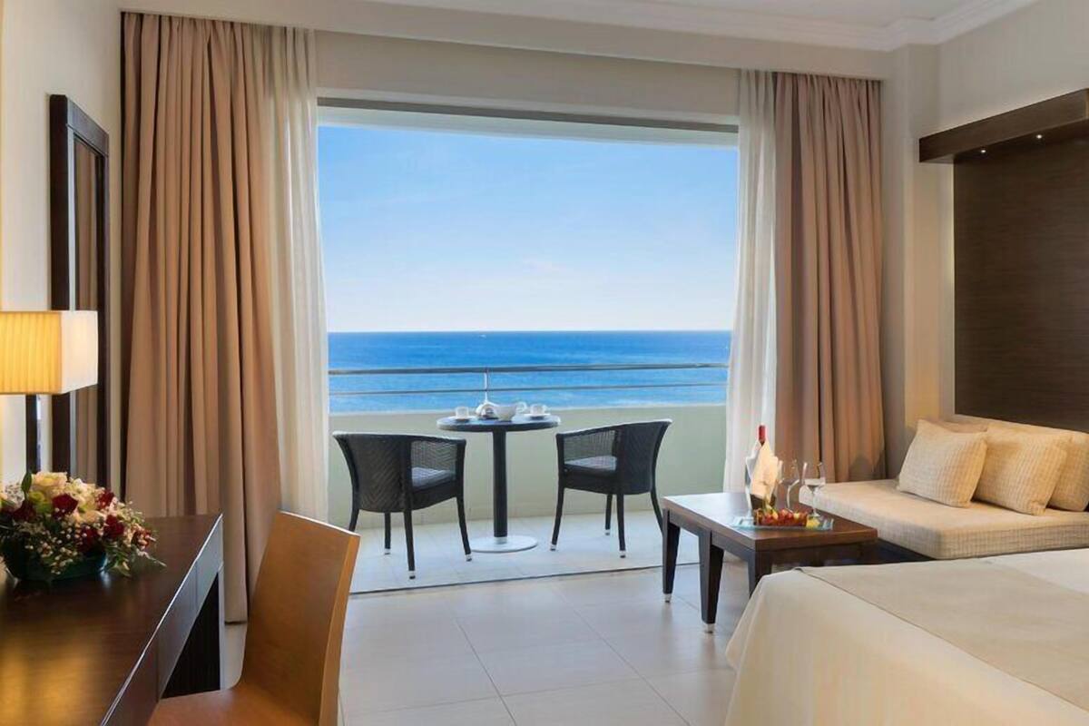 Deluxe Room, Sea View | Hypo-allergenic bedding, in-room safe, desk, blackout curtains