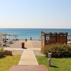 Ubicación a pie de playa, cabañas de playa, tumbonas y sombrillas