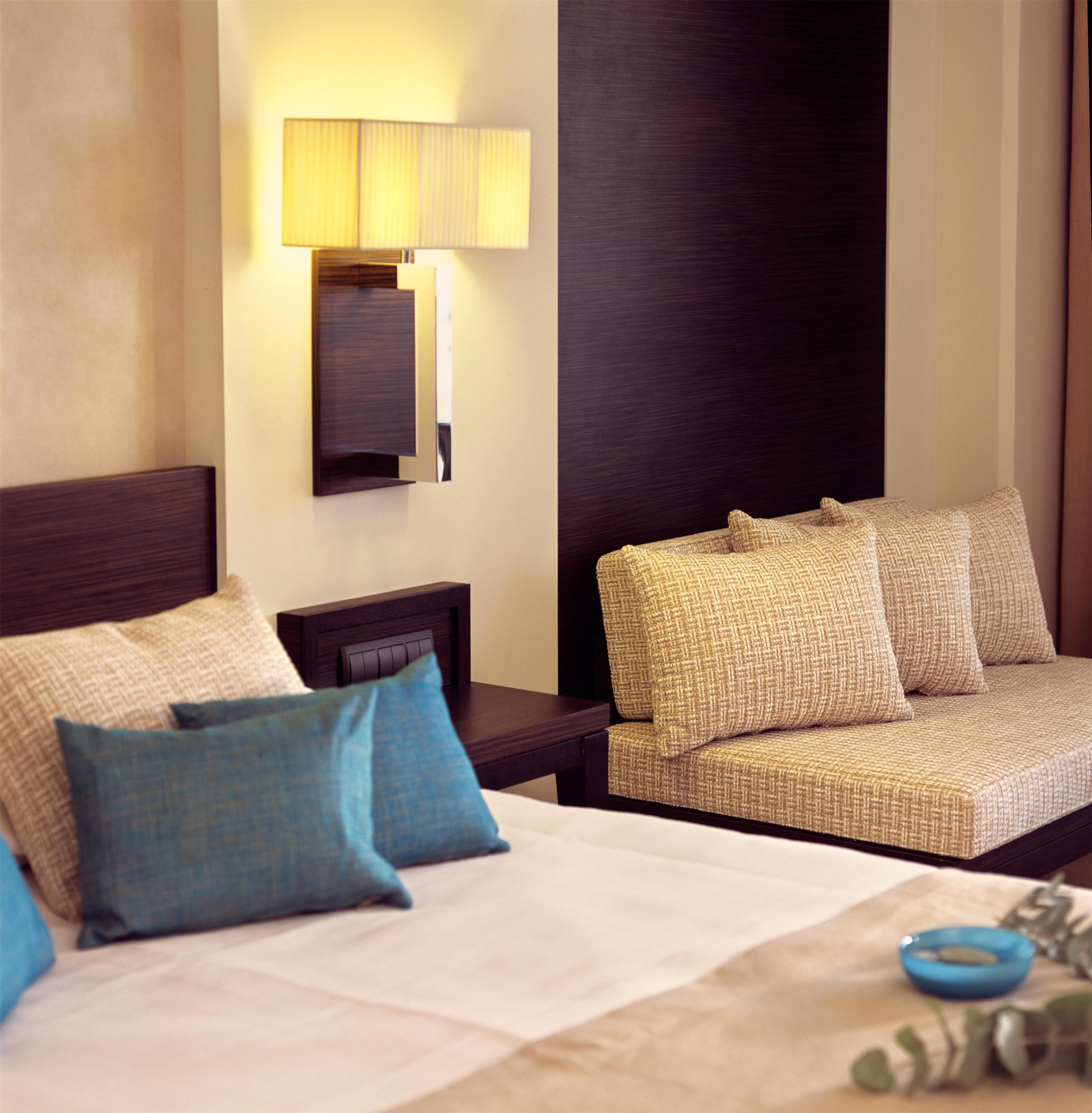 华丽客房 (Land View) | 防过敏的被褥、客房内保险箱、办公桌、遮光窗帘