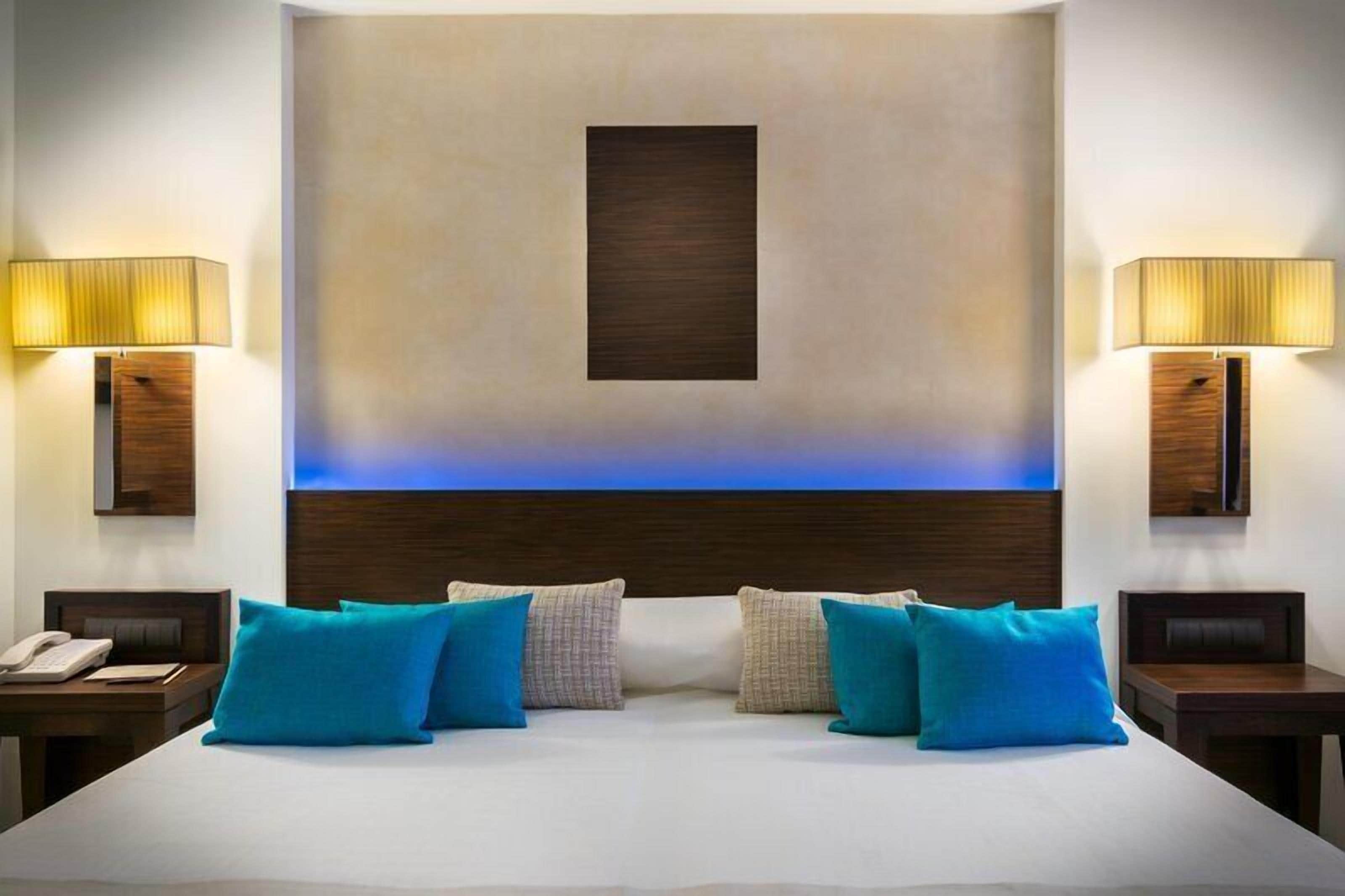 Hypo-allergenic bedding, in-room safe, desk, blackout curtains