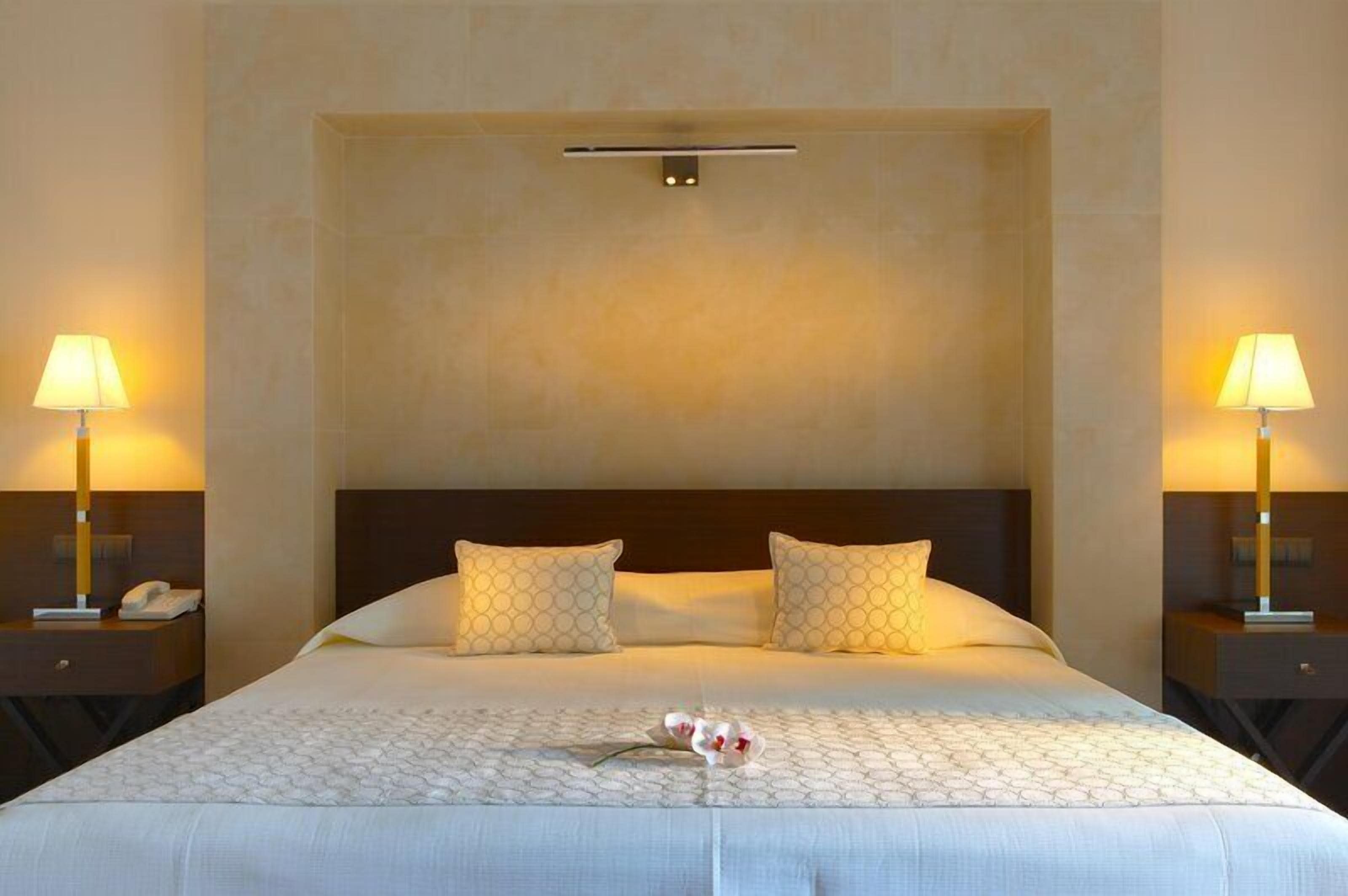 Hypo-allergenic bedding, in-room safe, desk, blackout curtains