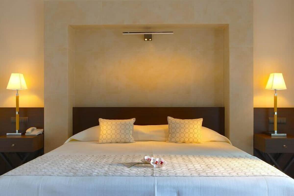 Suite, Sea View (Elite Club) | Hypo-allergenic bedding, in-room safe, desk, blackout curtains