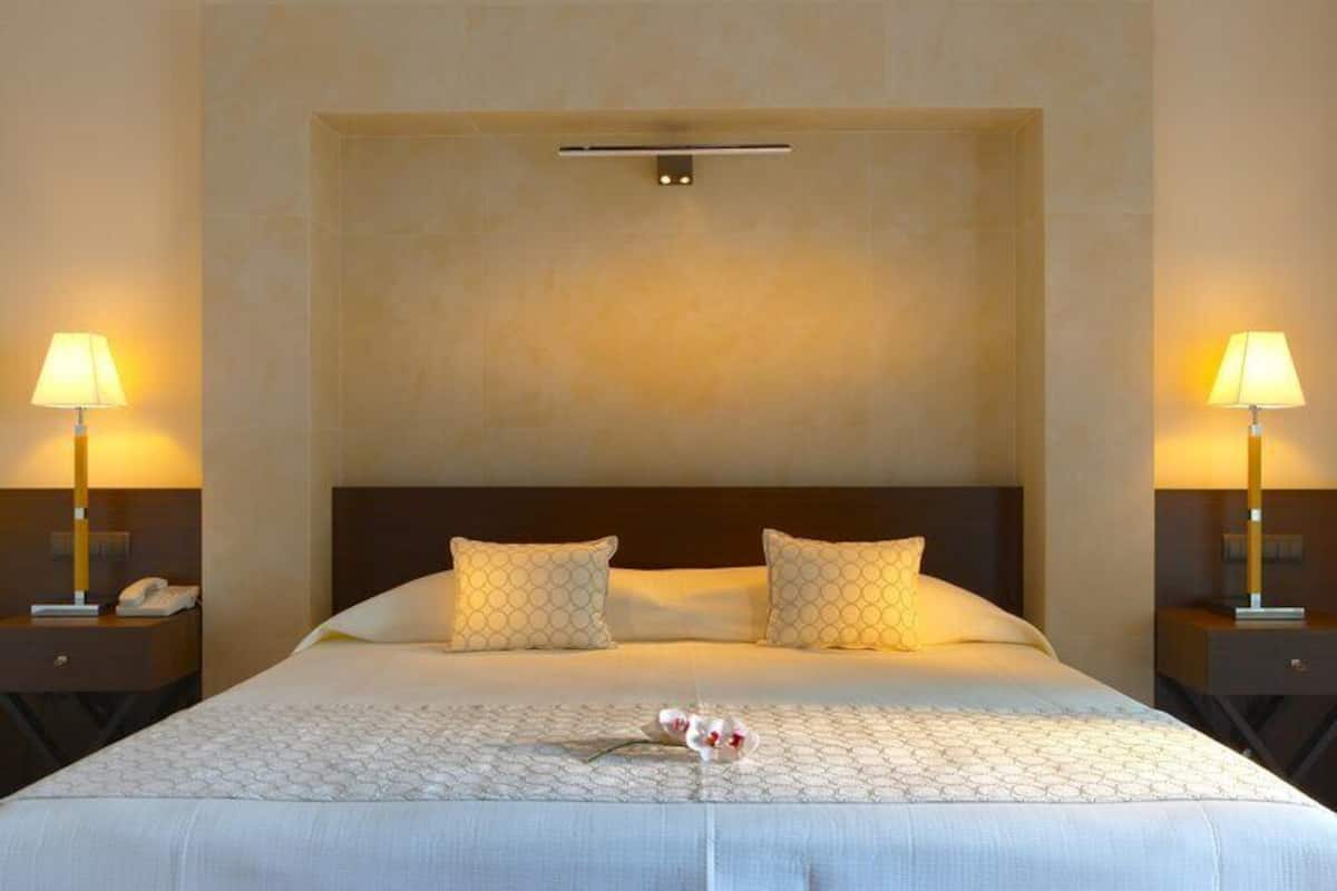 Hypo-allergenic bedding, in-room safe, desk, blackout curtains