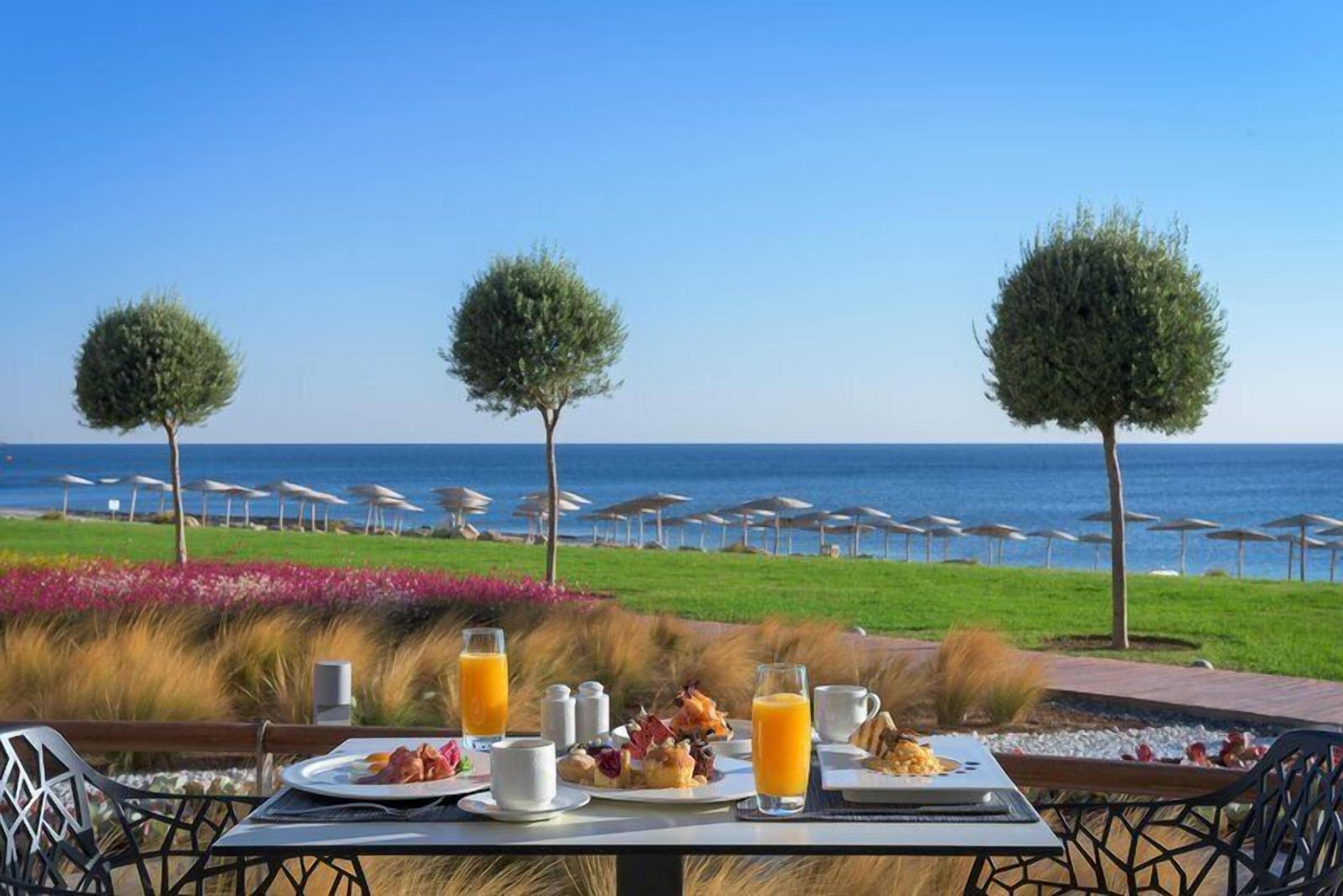3 restaurants; breakfast, lunch and dinner served 