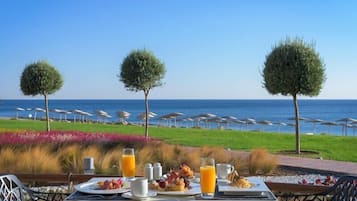 3 restaurants; breakfast, lunch and dinner served