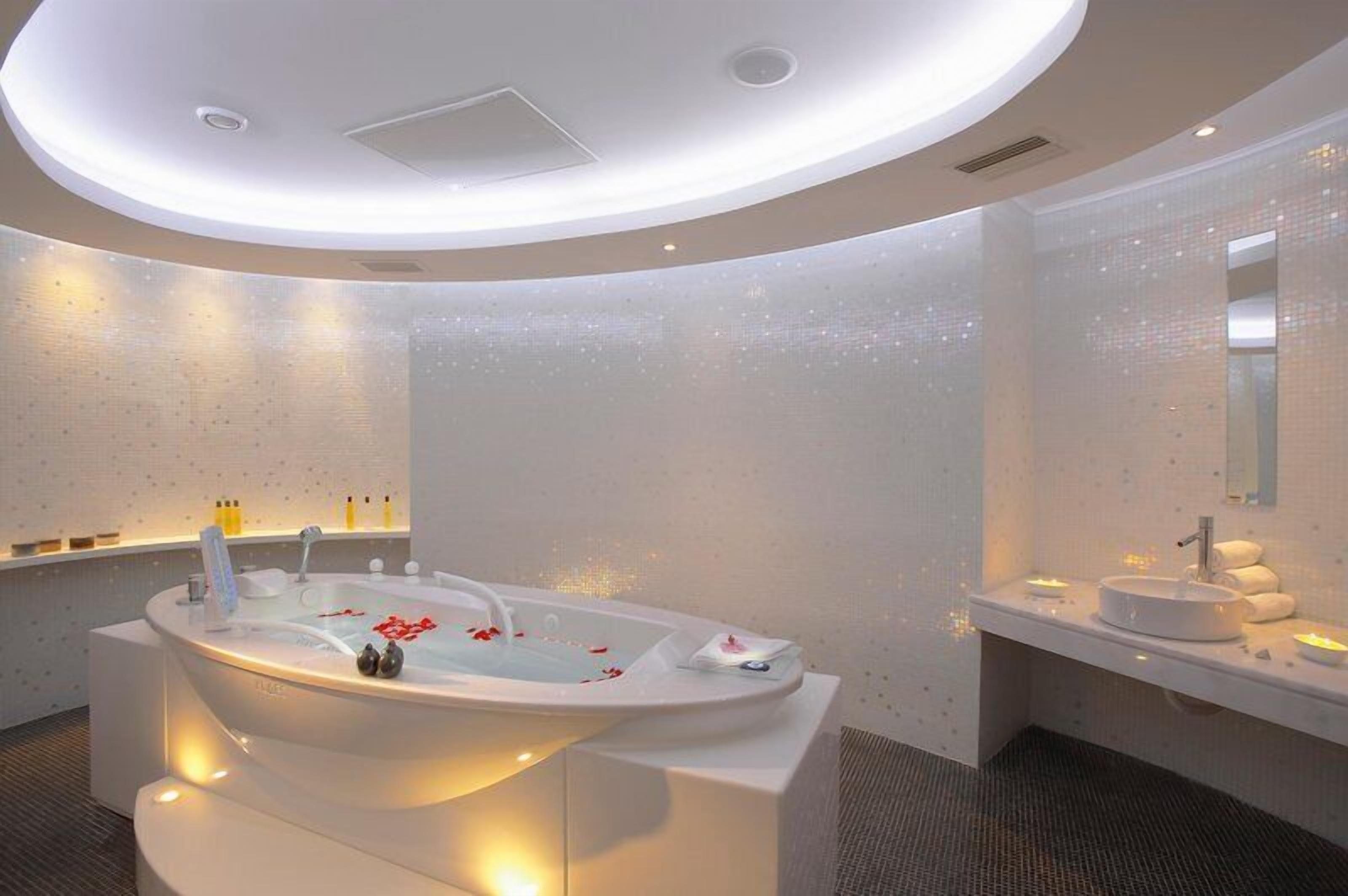 Couples treatment room(s), sauna, hot tub, steam room, body treatments