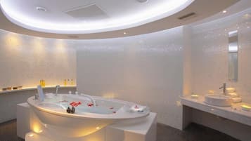 Couples treatment room(s), sauna, hot tub, steam room, body treatments