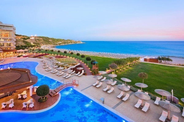 Outdoor pool, pool umbrellas, sun loungers