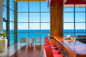 3 bars-salons, bar attenant à la piscine, bar sur la plage