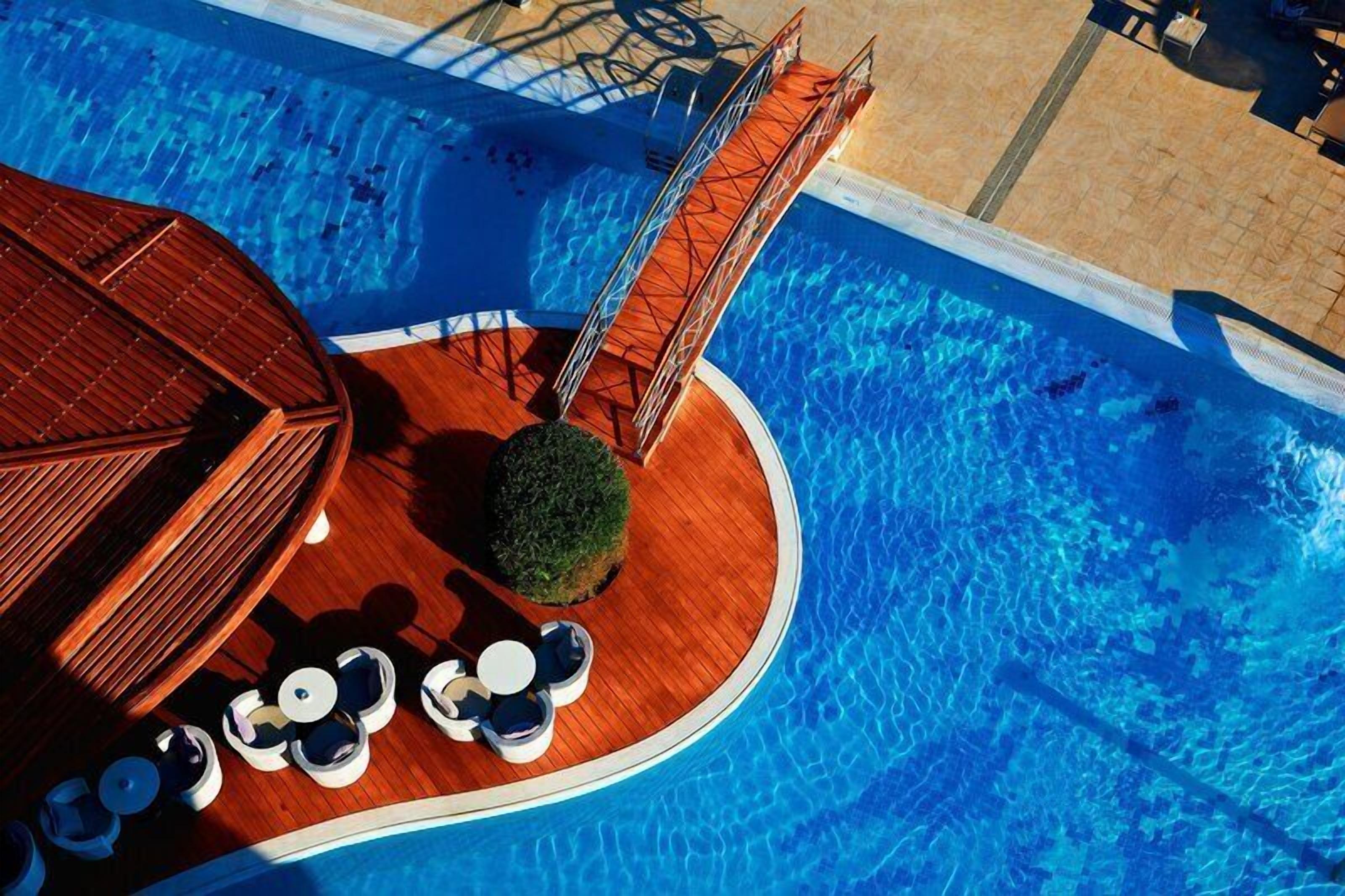 Outdoor pool, pool umbrellas, sun loungers