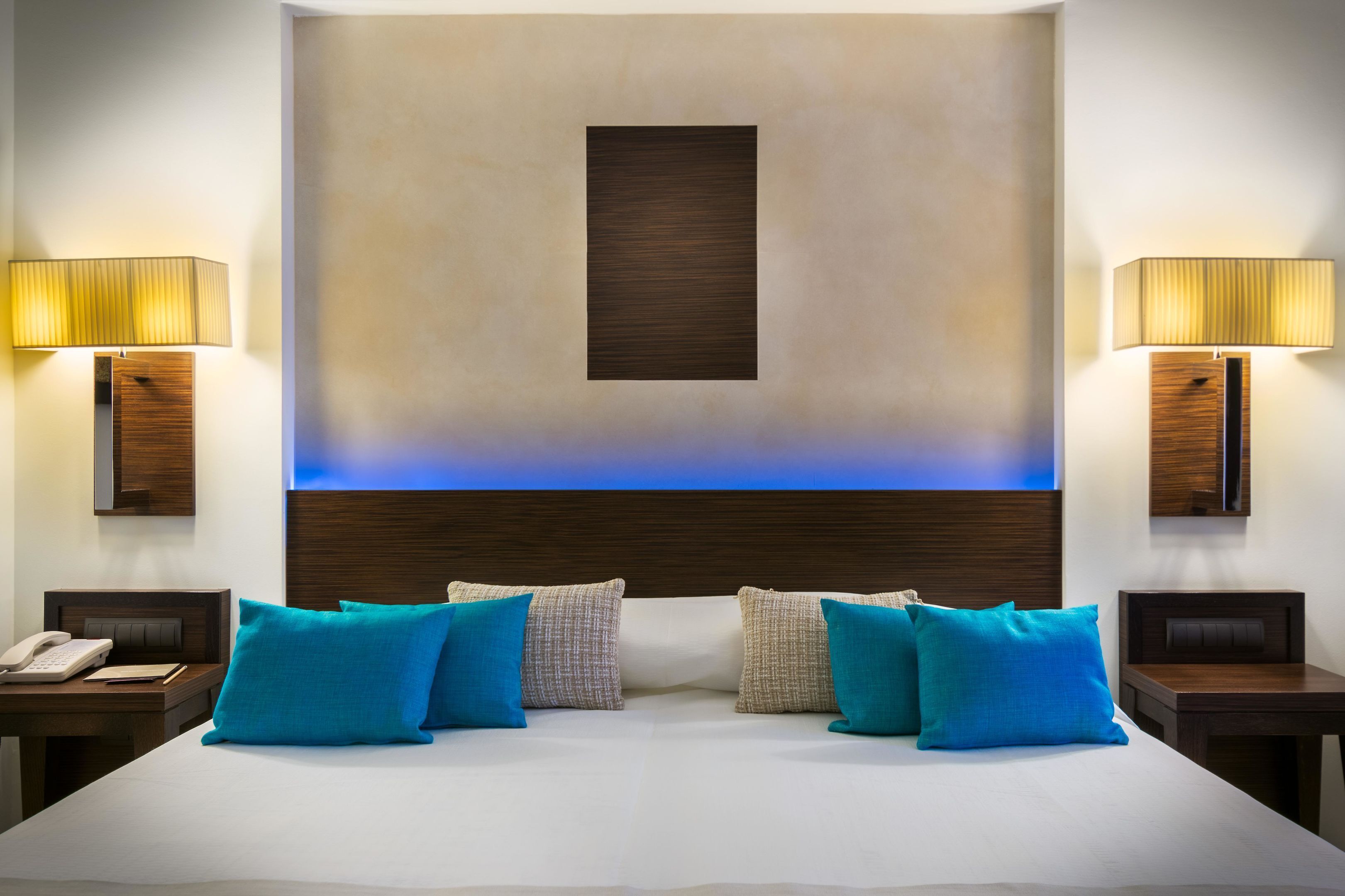 Hypo-allergenic bedding, in-room safe, desk, blackout drapes