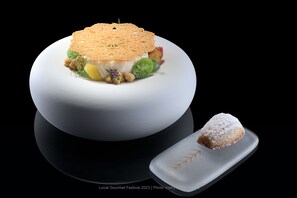 3 restaurantes; se sirven desayunos, almuerzos y cocina internacional 
