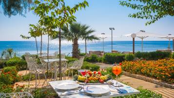 3 restauranter, frokost, lunsj og middag serveres, internasjonale retter