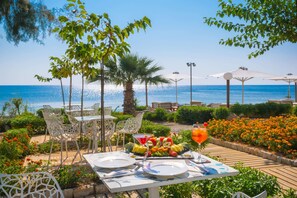 3 bars/lounges, poolside bar, beach bar