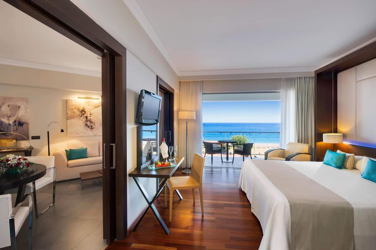 Junior-Suite, Meerblick (Elite Club) | 1 Schlafzimmer, Allergikerbettwaren, Zimmersafe, Schreibtisch