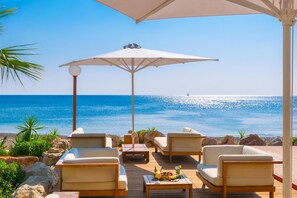 3 bars, bar en bord de piscine, bar de plage