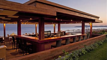 3 bars/lounges, een poolbar, een strandbar