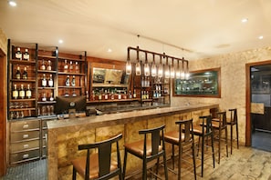 Serves lunch and dinner - The Shalimar Hotel (Mumbai)
