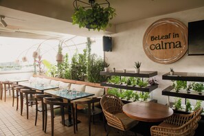 Breakfast, lunch and dinner served - The Shalimar Hotel (Mumbai)