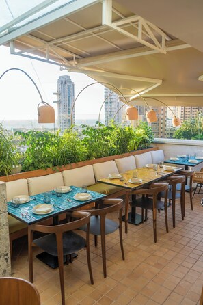 Breakfast, lunch and dinner served - The Shalimar Hotel (Mumbai)