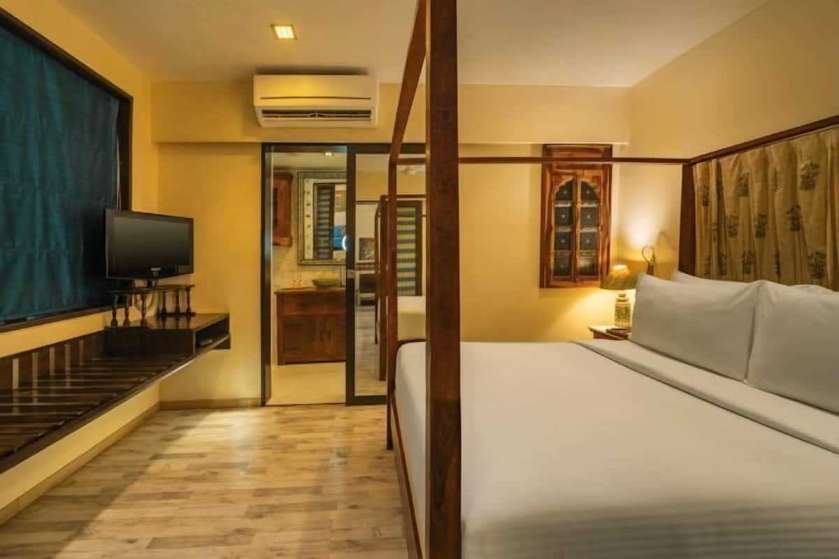 Minibar, safe på rommet, skrivebord og skrivebord for bærbar PC