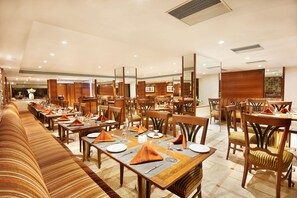 Desayuno buffet diario (INR 500 por persona)