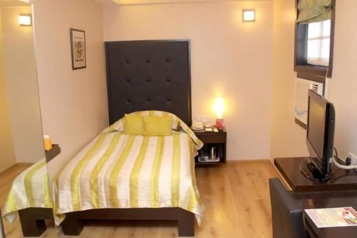 Minibar, caja de seguridad en la habitación y escritorio