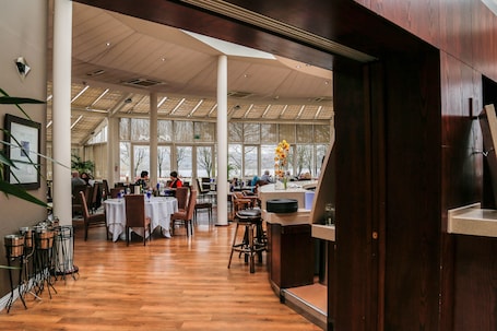 Se sirven desayunos, almuerzos y cenas; cocina local