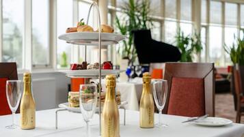 Breakfast, lunch, dinner served; local cuisine