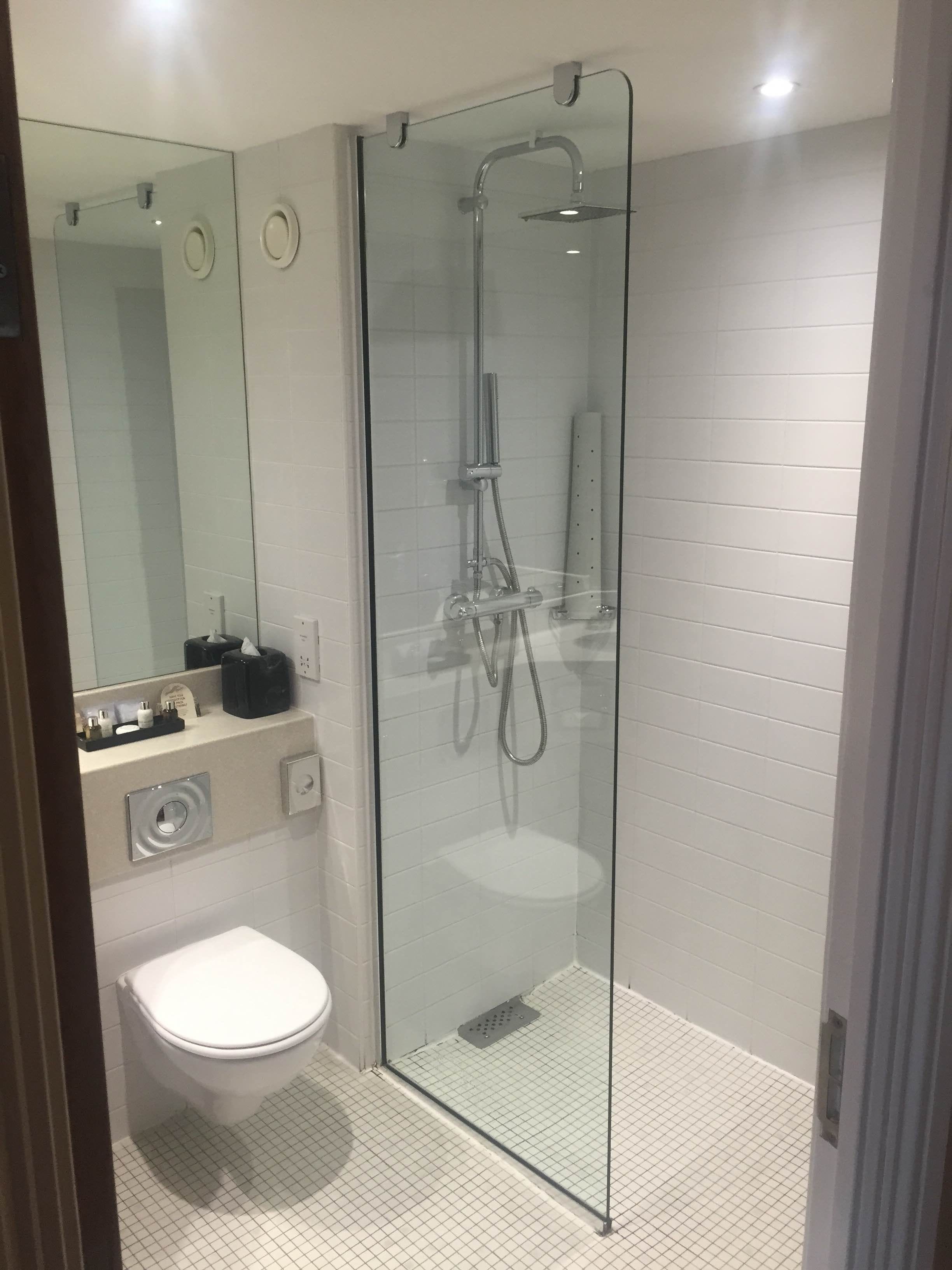 Kombinasi shower/bathtub, pengering rambut,  dan handuk