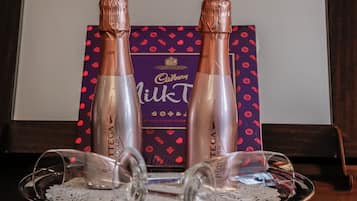 Dos botellas de Cadbury Milkt sobre una bandeja con dos vasos.