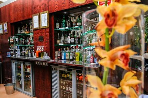 Bar (on property) - Alona Hotel (Bellshill)