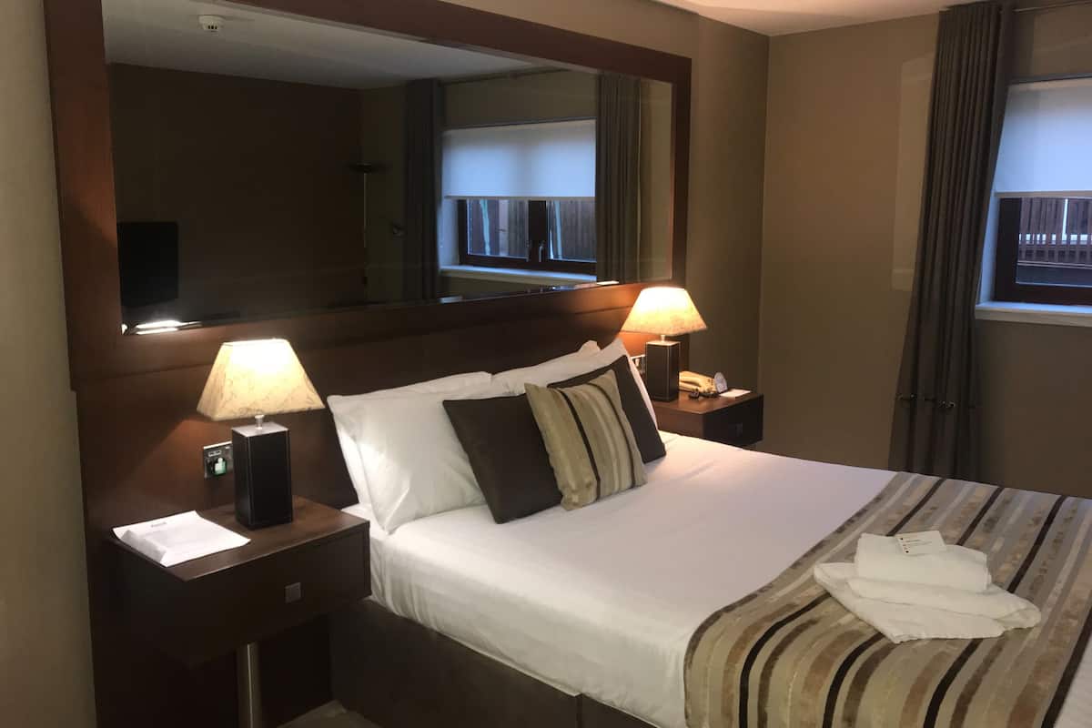 Premium bedding, in-room safe, desk, blackout drapes
