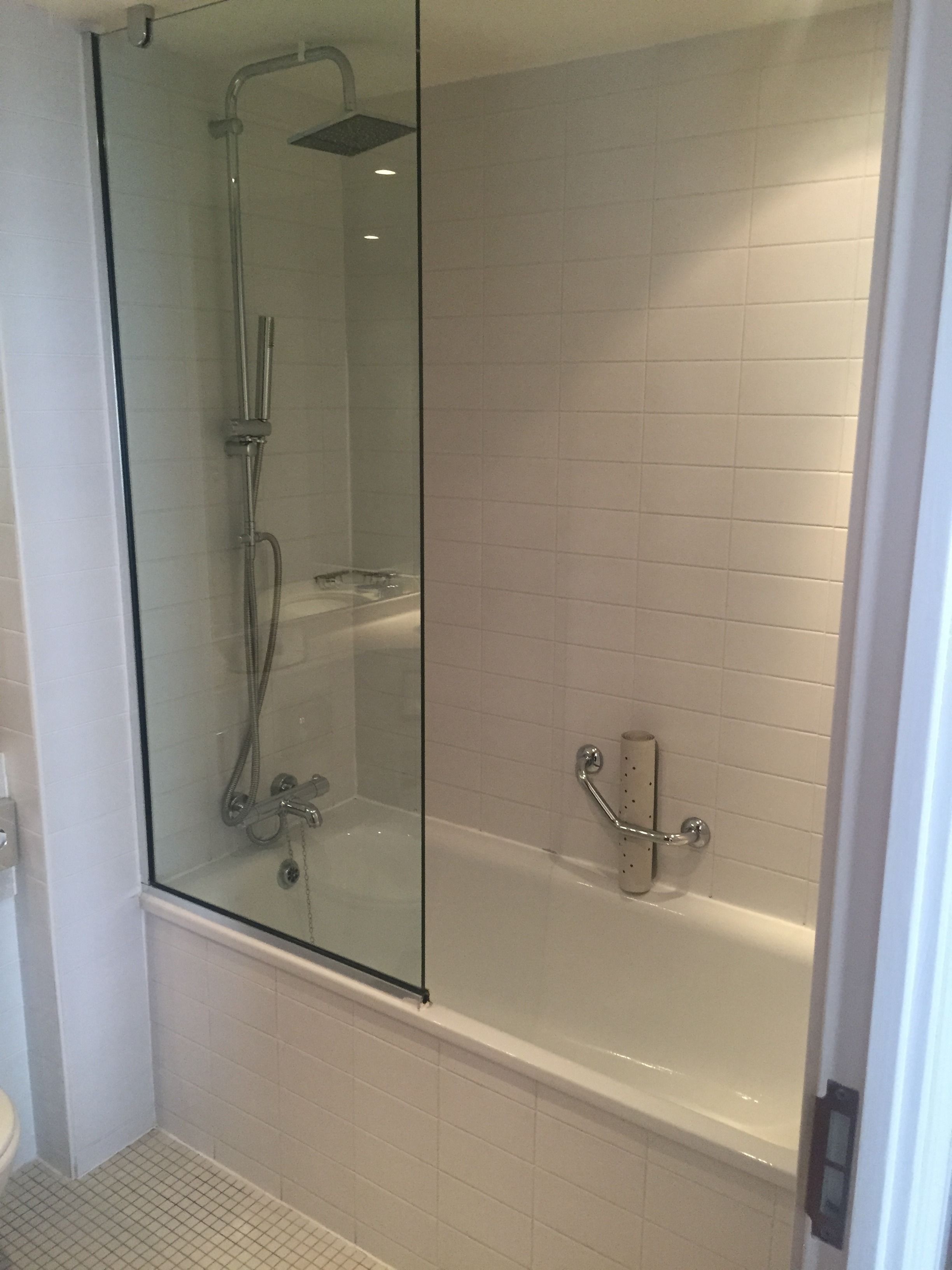 combined shower/bathtub, hair dryer, towels